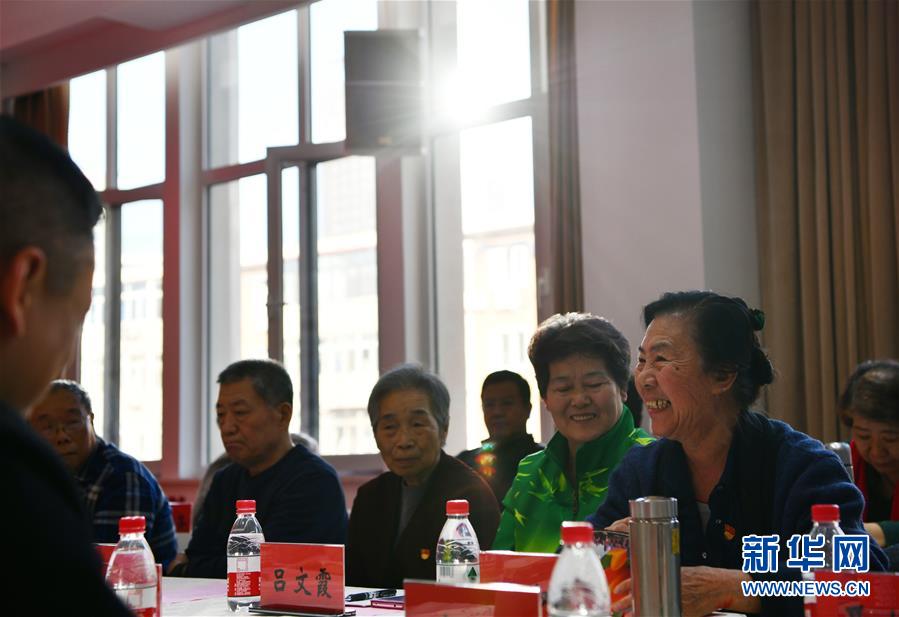 (新春走基層·圖文互動(dòng))(3)向群眾匯報(bào)——一份當(dāng)面提交的“年度答卷”