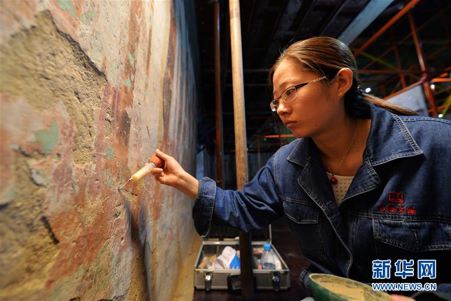 （時代先鋒&middot;圖文互動）（8）此生不悔入沙海 勇?lián)厝问家娊?mdash;&mdash;敦煌研究院文物保護(hù)利用群體群像