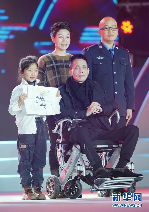 (圖文互動)(3)“中國網(wǎng)事·感動2019”十大年度網(wǎng)絡(luò)人物揭曉