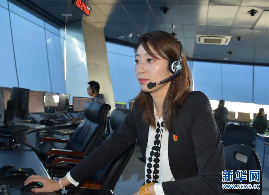 （關(guān)注春運&middot;圖文互動）在崗一分鐘，保證安全60秒&mdash;&mdash;記守護遠航客機的&ldquo;燈塔&rdquo;管制員