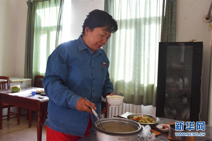 (新華全媒頭條·圖文互動)(10)塔克拉瑪干的“播綠使者”——中科院新疆生態(tài)與地理研究所高級工程師常青的故事