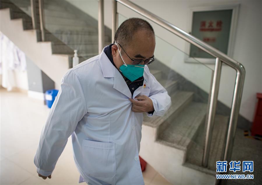 (新華全媒頭條·聚焦疫情防控·圖文互動(dòng))(1)拼漸凍生命 與疫魔競速——記疫情“風(fēng)暴眼”中武漢金銀潭醫(yī)院院長張定宇