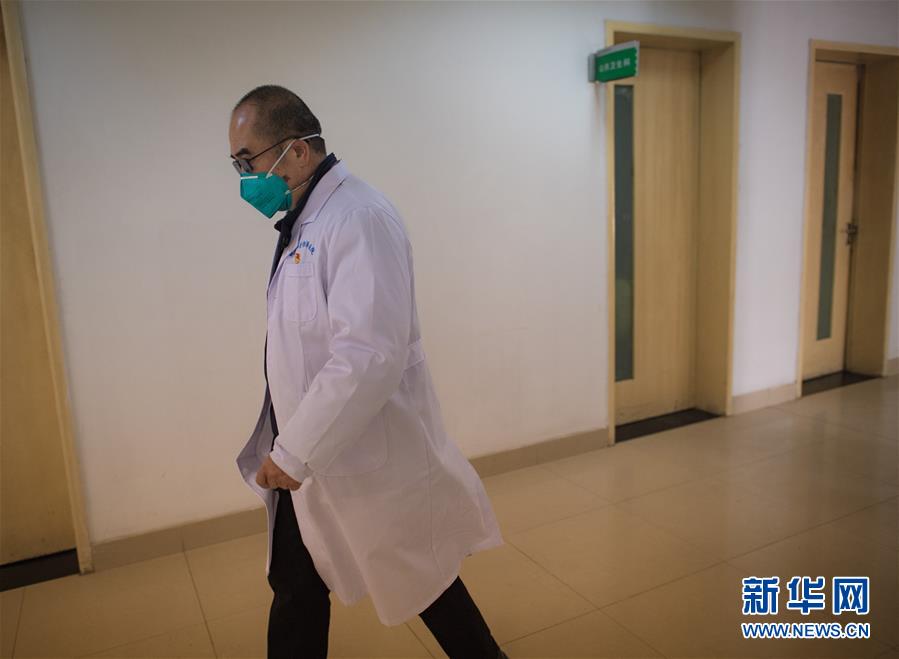 (新華全媒頭條·聚焦疫情防控·圖文互動(dòng))(8)拼漸凍生命 與疫魔競速——記疫情“風(fēng)暴眼”中武漢金銀潭醫(yī)院院長張定宇