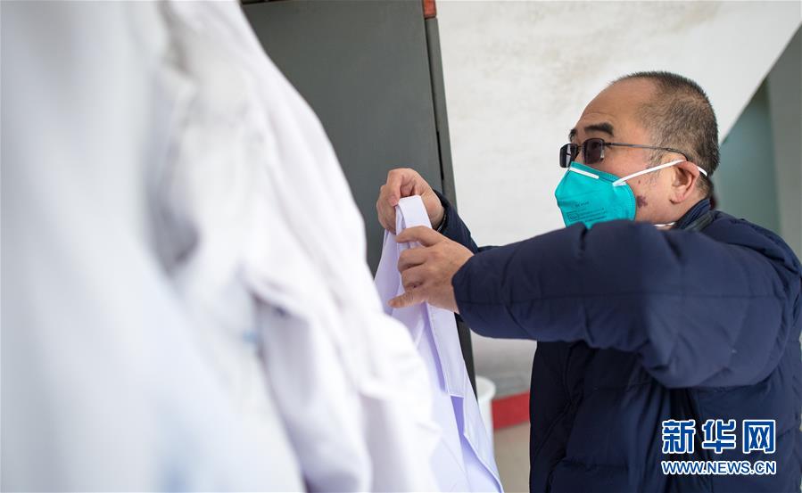 (新華全媒頭條·聚焦疫情防控·圖文互動(dòng))(9)拼漸凍生命 與疫魔競速——記疫情“風(fēng)暴眼”中武漢金銀潭醫(yī)院院長張定宇