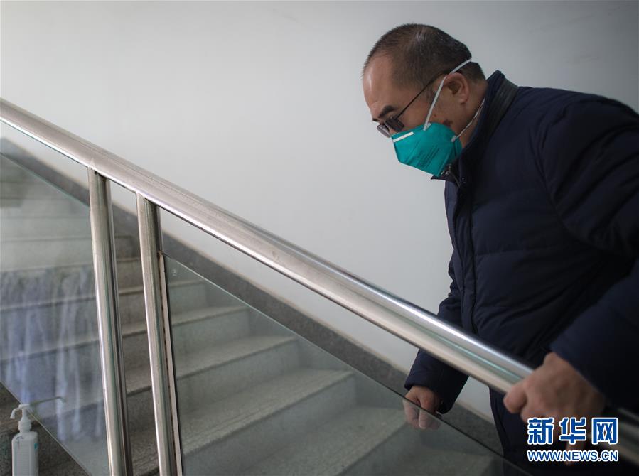 (新華全媒頭條·聚焦疫情防控·圖文互動(dòng))(11)拼漸凍生命 與疫魔競速——記疫情“風(fēng)暴眼”中武漢金銀潭醫(yī)院院長張定宇