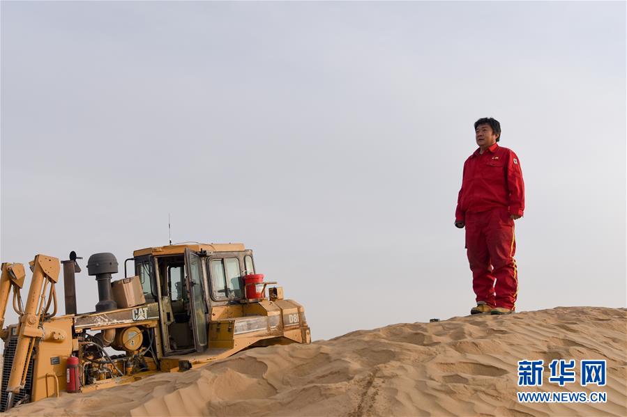 （新春走基層&middot;圖文互動(dòng)）（1）特寫(xiě)：與車(chē)為伴，獨(dú)行沙海