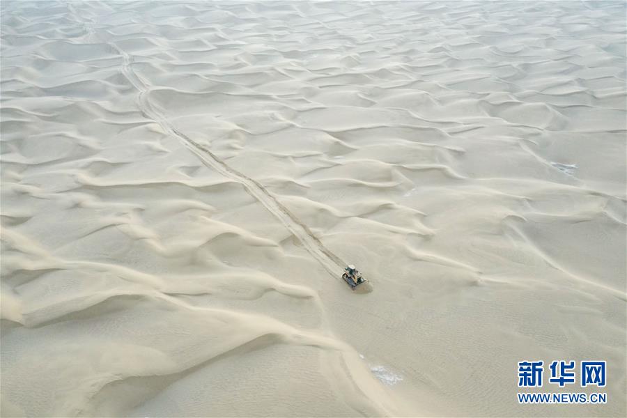 （新春走基層&middot;圖文互動(dòng)）（2）特寫(xiě)：與車(chē)為伴，獨(dú)行沙海