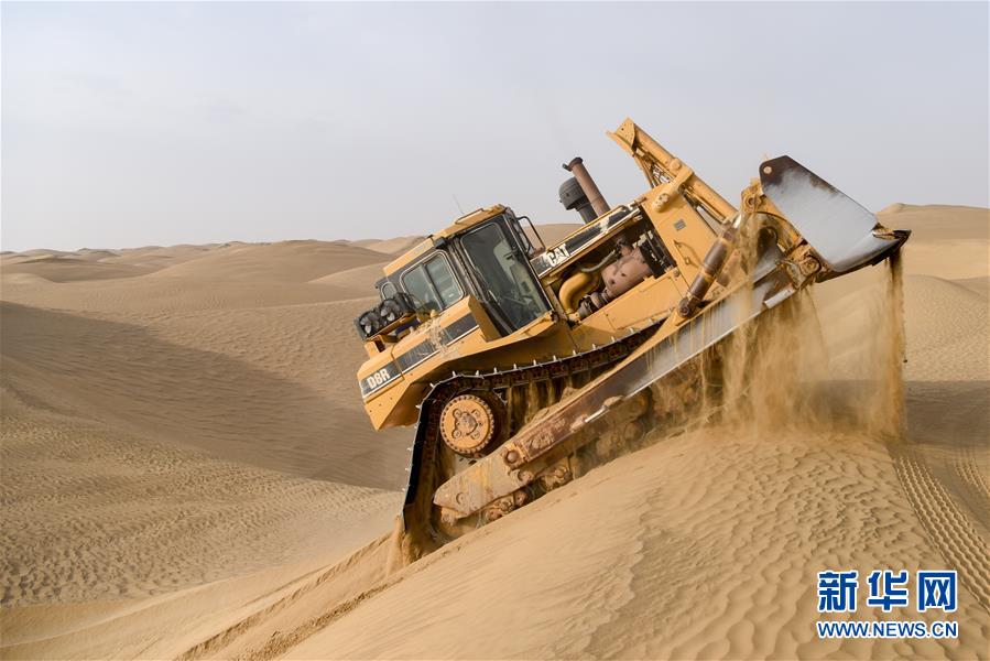 （新春走基層&middot;圖文互動(dòng)）（3）特寫(xiě)：與車(chē)為伴，獨(dú)行沙海