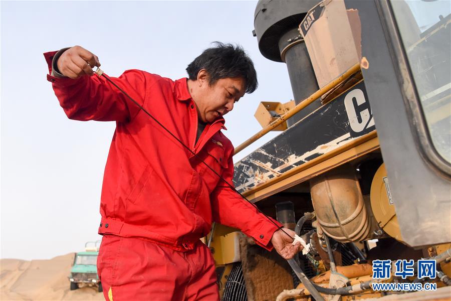 （新春走基層&middot;圖文互動(dòng)）（4）特寫(xiě)：與車(chē)為伴，獨(dú)行沙海