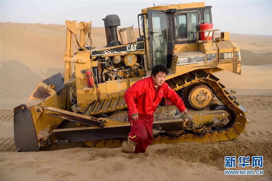 （新春走基層&middot;圖文互動(dòng)）（5）特寫(xiě)：與車(chē)為伴，獨(dú)行沙海