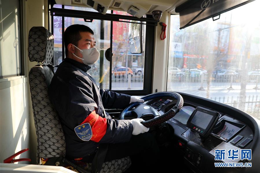 （聚焦疫情防控&middot;圖文互動）（1）疫情下的公交司機：只要有一名乘客，我們也要堅守！