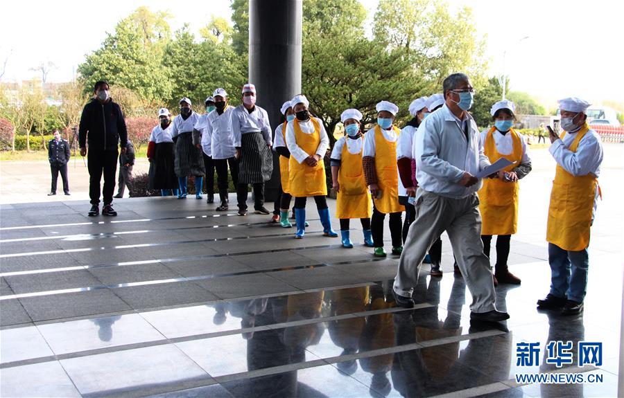 （來自經(jīng)濟(jì)前沿的故事&middot;企業(yè)復(fù)工復(fù)產(chǎn)&middot;圖文互動）（2）看1500多名工人是如何復(fù)工的？&mdash;&mdash;湖南郴州一家企業(yè)復(fù)工目擊記 