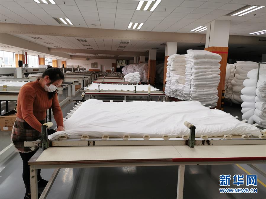 （來(lái)自經(jīng)濟(jì)前沿的故事&middot;企業(yè)復(fù)工復(fù)產(chǎn)&middot;圖文互動(dòng)）（1）&ldquo;開(kāi)門(mén)紅包&rdquo;變&ldquo;消毒迎門(mén)&rdquo;&mdash;&mdash;長(zhǎng)沙高新區(qū)一家企業(yè)復(fù)工的&ldquo;拼勁&rdquo;