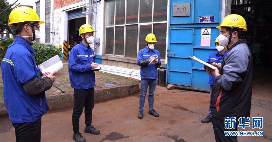 （來自經(jīng)濟前沿的故事&middot;企業(yè)復工復產(chǎn)&middot;圖文互動）（3）戴口罩、測體溫進公司&mdash;&mdash;廣西柳工復工見聞