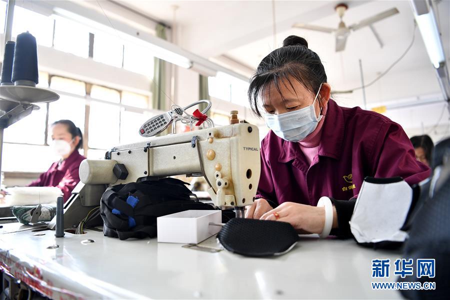 (圖文互動(dòng))(4)為防控疫情添磚加瓦——山西企業(yè)“跨界”生產(chǎn)防疫物資見聞