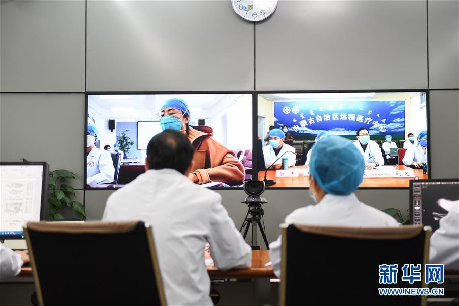(聚焦疫情防控·圖文互動)(3)特寫:遠程醫(yī)療中心里的生命接力