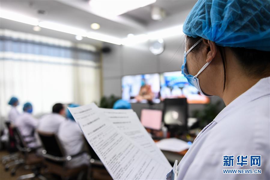 (聚焦疫情防控·圖文互動)(7)特寫:遠程醫(yī)療中心里的生命接力