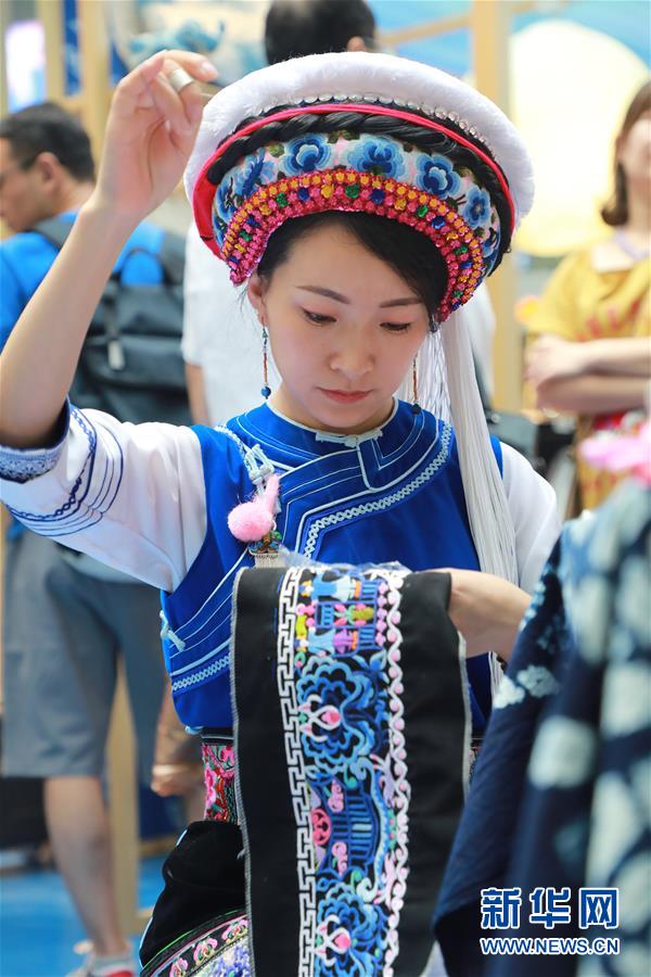 (脫貧攻堅(jiān)風(fēng)采錄·帶頭人·圖文互動(dòng))(3)背著娃繡著花 養(yǎng)活自己養(yǎng)活家——夏華和13000名大山繡娘的“中國夢(mèng)”