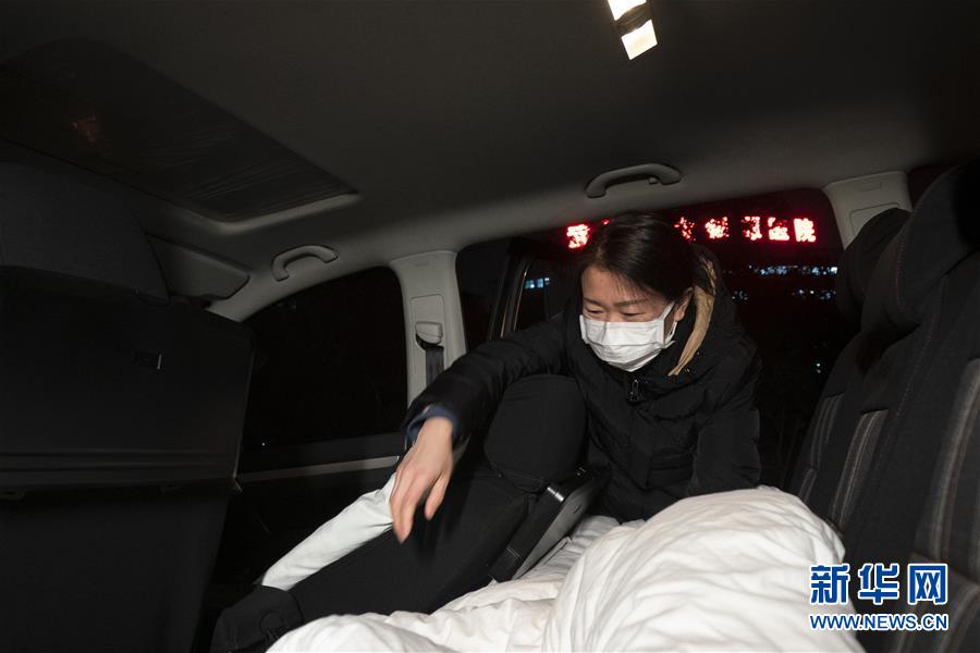 （一線抗疫群英譜&middot;圖文互動）（2）特寫：為節(jié)省10分鐘，這對醫(yī)護(hù)夫妻&ldquo;以車為家&rdquo;