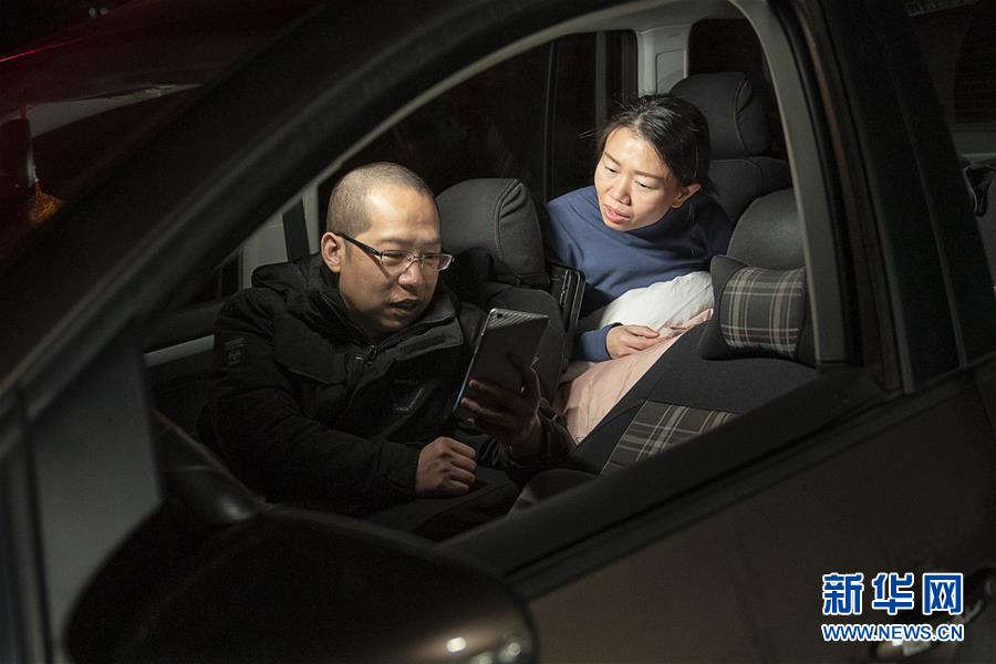 （一線抗疫群英譜&middot;圖文互動）（7）特寫：為節(jié)省10分鐘，這對醫(yī)護(hù)夫妻&ldquo;以車為家&rdquo;