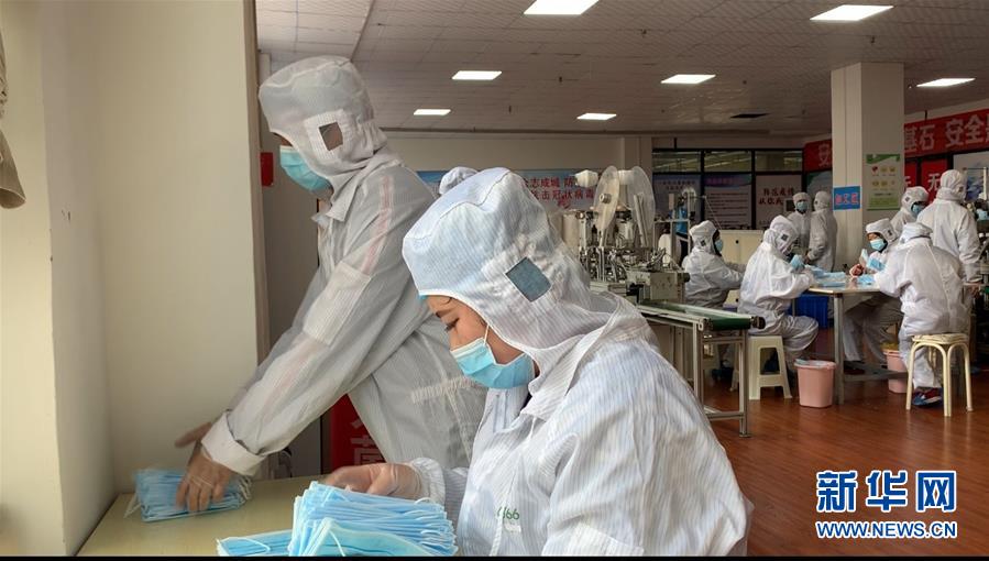 （決戰(zhàn)決勝脫貧攻堅(jiān)&middot;圖文互動(dòng)）（3）防疫有保障 脫貧有底氣&mdash;&mdash;甘肅一批扶貧車間成為戰(zhàn)疫&ldquo;兵工廠&rdquo;