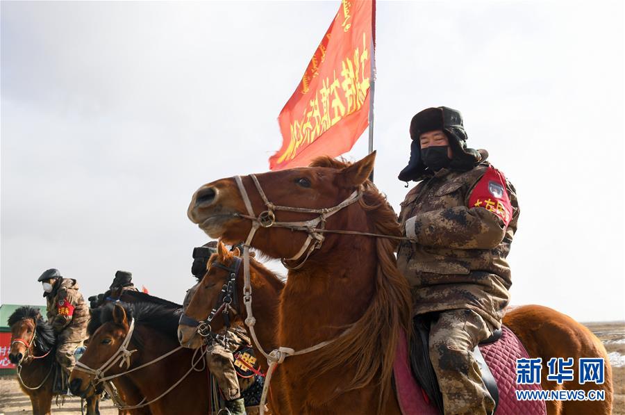 (聚焦疫情防控·圖文互動)(5)行進在鄉(xiāng)間的馬背巡邏隊