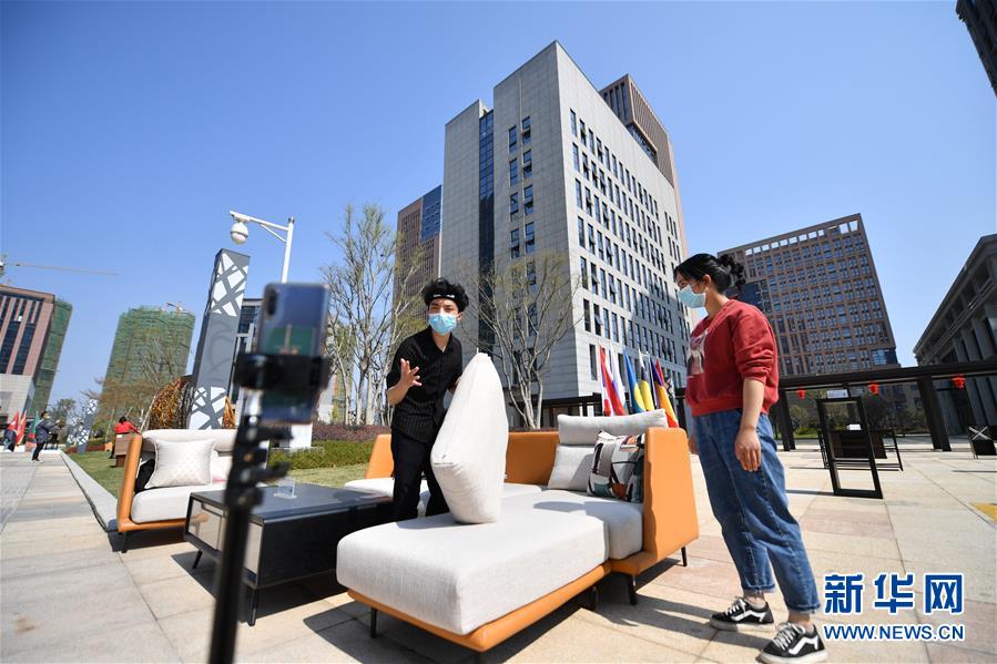 （圖文互動）（11）展會變直播 員工變網(wǎng)紅&mdash;&mdash;千億元家具產(chǎn)業(yè)別樣復(fù)工復(fù)產(chǎn)路