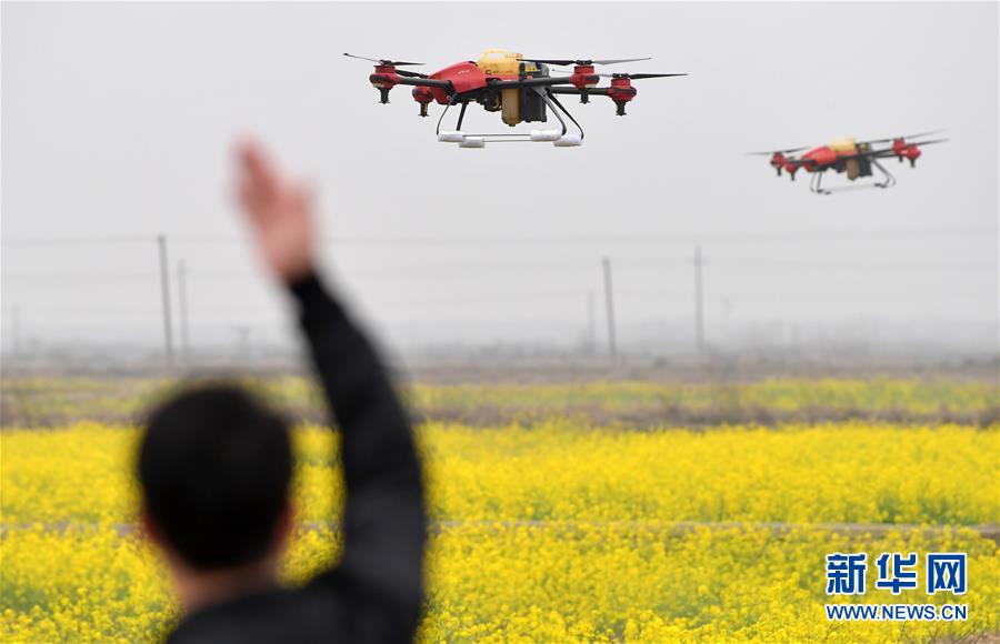 (經(jīng)濟(jì))(1)鄱陽(yáng)湖之濱 農(nóng)機(jī)助春耕