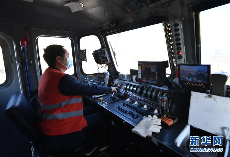 (抓好經(jīng)濟發(fā)展 應對復雜局面·圖文互動)(5)“我們的訂單正回流”——江西外貿(mào)企業(yè)復工復產(chǎn)見聞