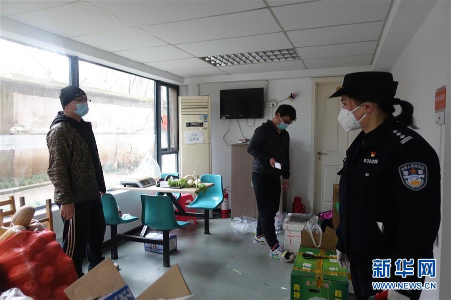 (一線抗疫群英譜·圖文互動(dòng))(2)民警王群:老舊小區(qū)里的抗疫“團(tuán)”長(zhǎng)