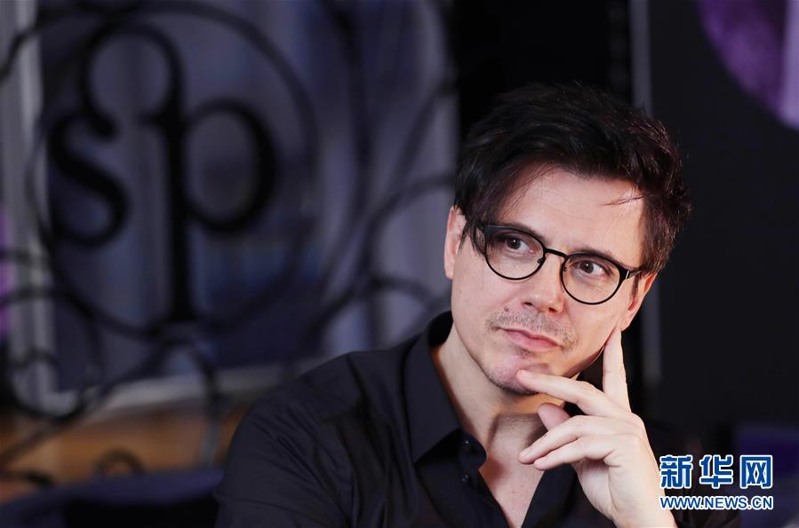 （國際&middot;圖文互動）（3）通訊：手牽手，我們共同驅(qū)散陰霾&mdash;&mdash;法國音樂人創(chuàng)作抗疫歌曲背后的故事