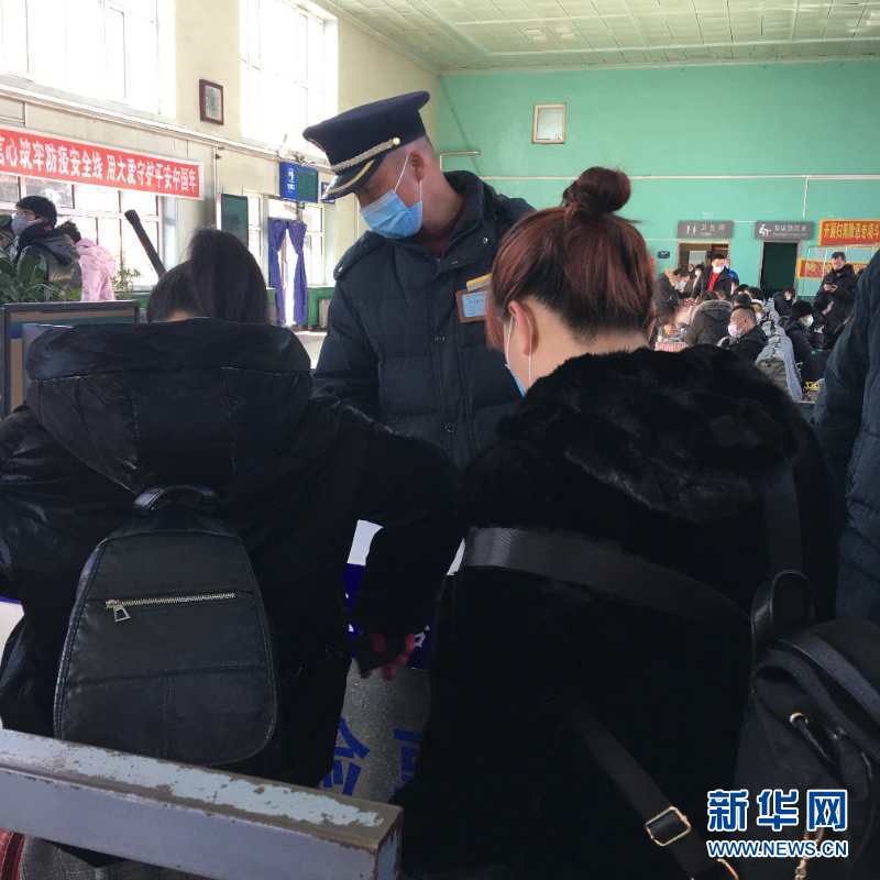 （新華網(wǎng)&middot;圖文互動）（2）疫情下，小站鐵路安檢員收獲10多萬粉絲