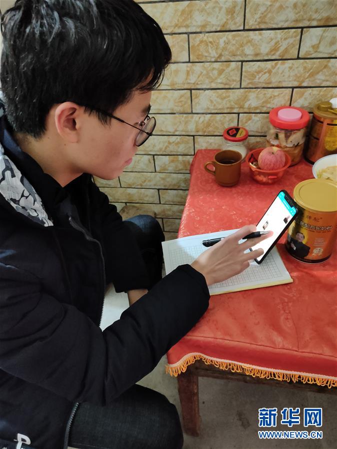 （新華網(wǎng)&middot;圖文互動(dòng)）（1）為&ldquo;逆行者&rdquo;后方護(hù)航，這些大學(xué)生的假期不一般