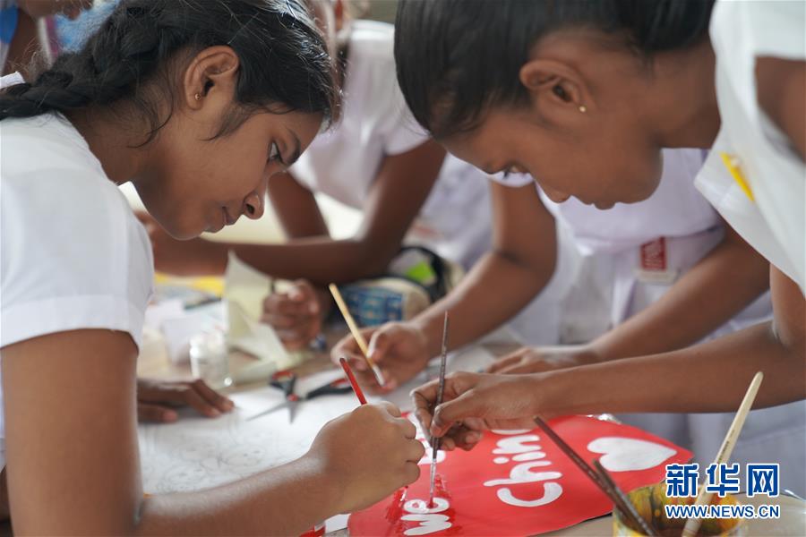(國際·圖文互動)(4)通訊:“愛心是我們抗擊疾病最強的力量”——記斯里蘭卡德薇女子學(xué)校師生收到彭麗媛復(fù)信