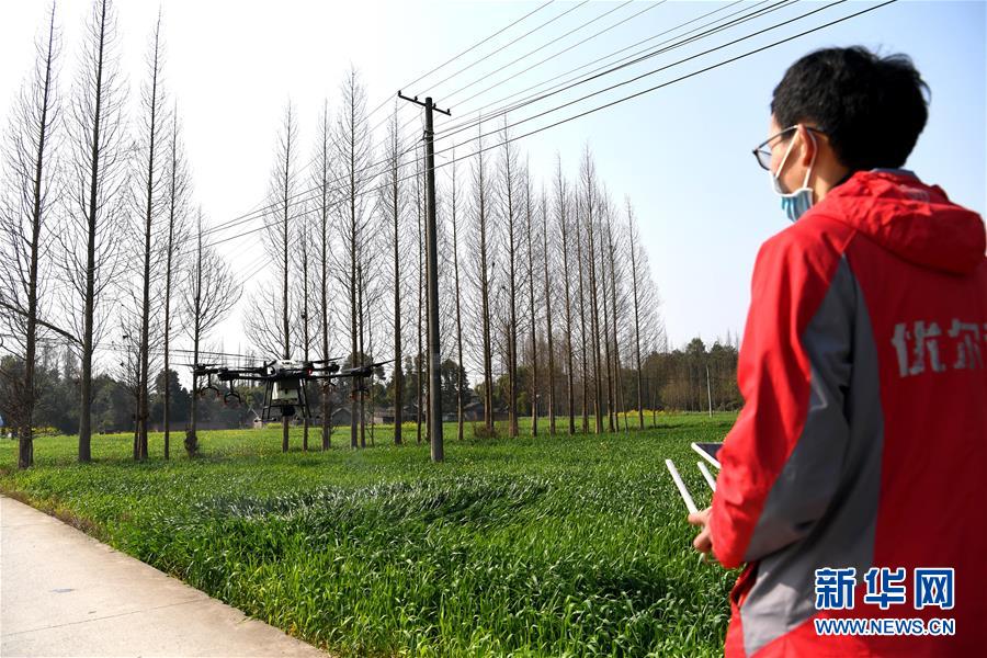(在習(xí)近平新時(shí)代中國特色社會(huì)主義思想指引下——新時(shí)代新作為新篇章·習(xí)近平總書記關(guān)切事·圖文互動(dòng))(6)為農(nóng)田注入硬核生產(chǎn)力——一些地方春耕中農(nóng)業(yè)科技創(chuàng)新掃描