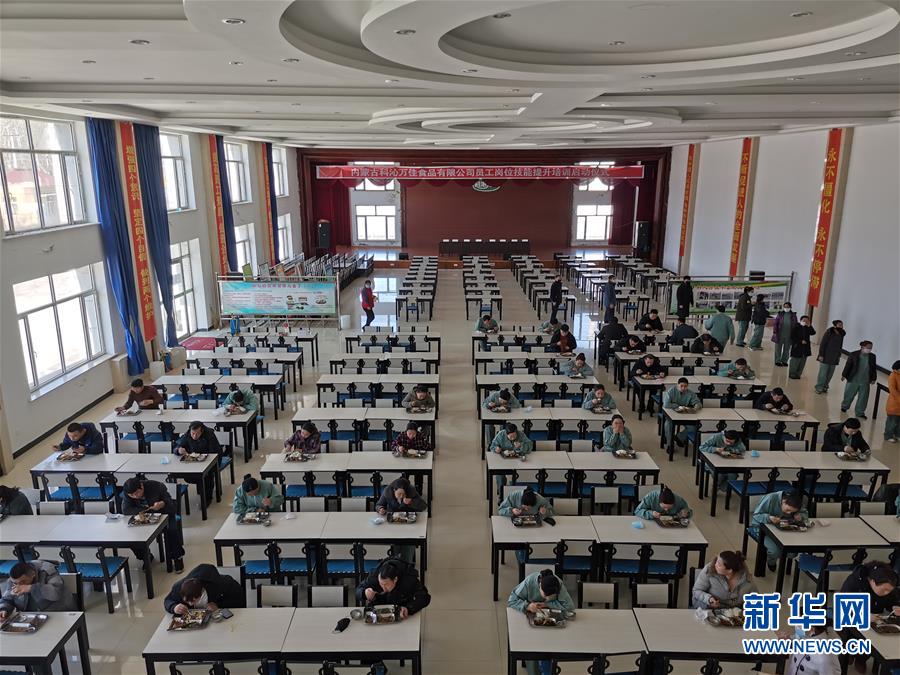 （圖文互動）（3）特寫：限人數(shù)、分餐吃、用公筷&mdash;&mdash;偏遠小城&ldquo;吃飯&rdquo;見聞