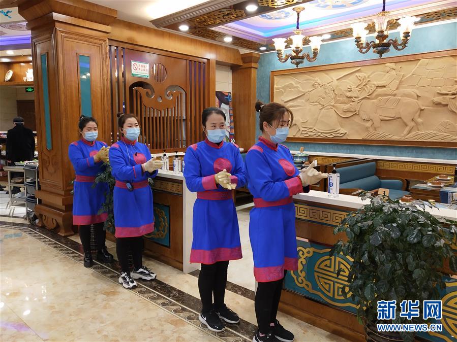 （圖文互動）（6）特寫：限人數(shù)、分餐吃、用公筷&mdash;&mdash;偏遠小城&ldquo;吃飯&rdquo;見聞