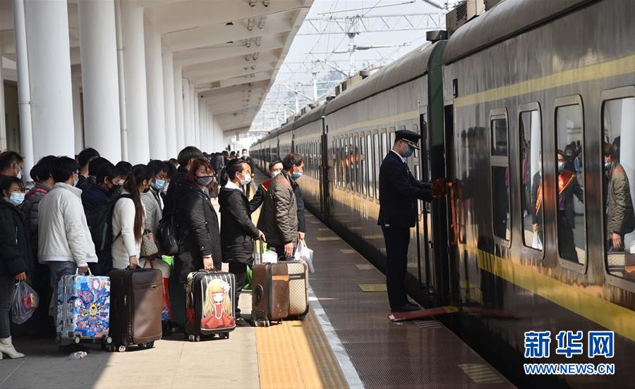 (新華全媒頭條·圖文互動)(2)暢通復(fù)工復(fù)產(chǎn)“生命線”——全國恢復(fù)正常交通運(yùn)輸秩序