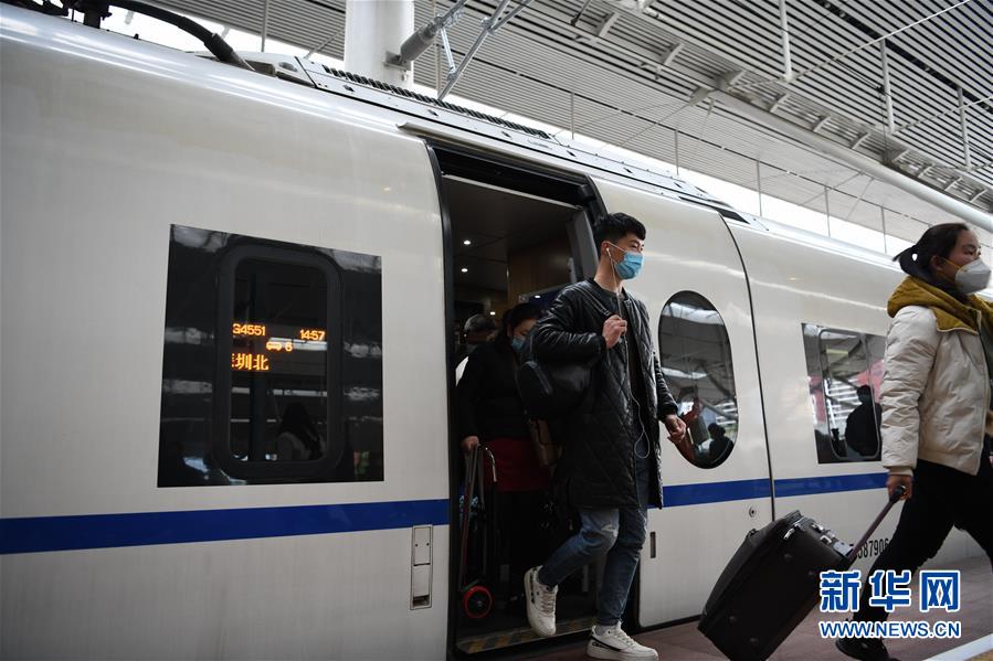 (新華全媒頭條·圖文互動)(10)暢通復(fù)工復(fù)產(chǎn)“生命線”——全國恢復(fù)正常交通運(yùn)輸秩序