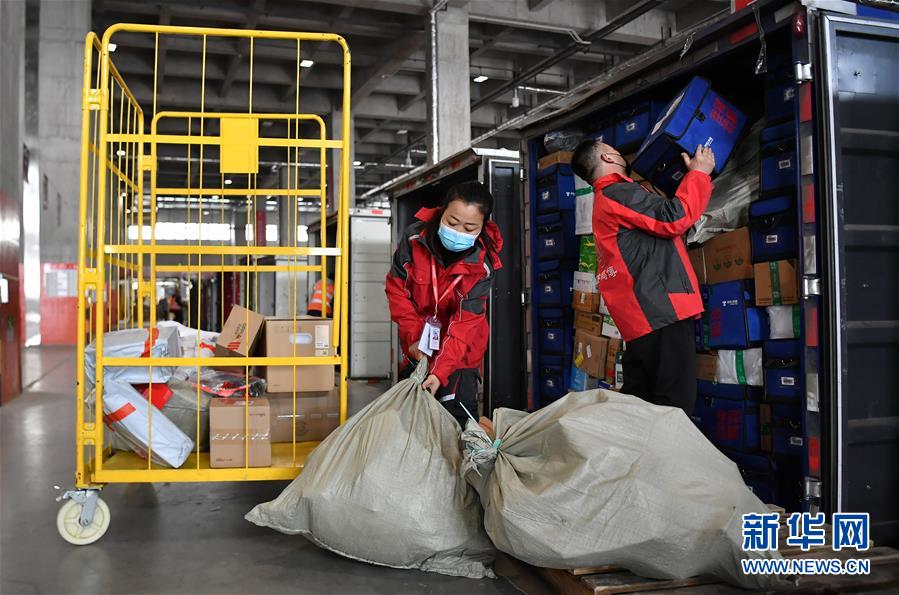 (新華全媒頭條·圖文互動)(11)暢通復(fù)工復(fù)產(chǎn)“生命線”——全國恢復(fù)正常交通運(yùn)輸秩序