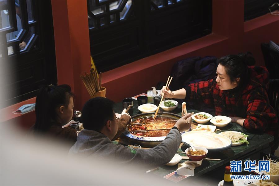 （聚焦復(fù)工復(fù)產(chǎn)&middot;圖文互動(dòng)）（1）重慶兩江又飄火鍋香