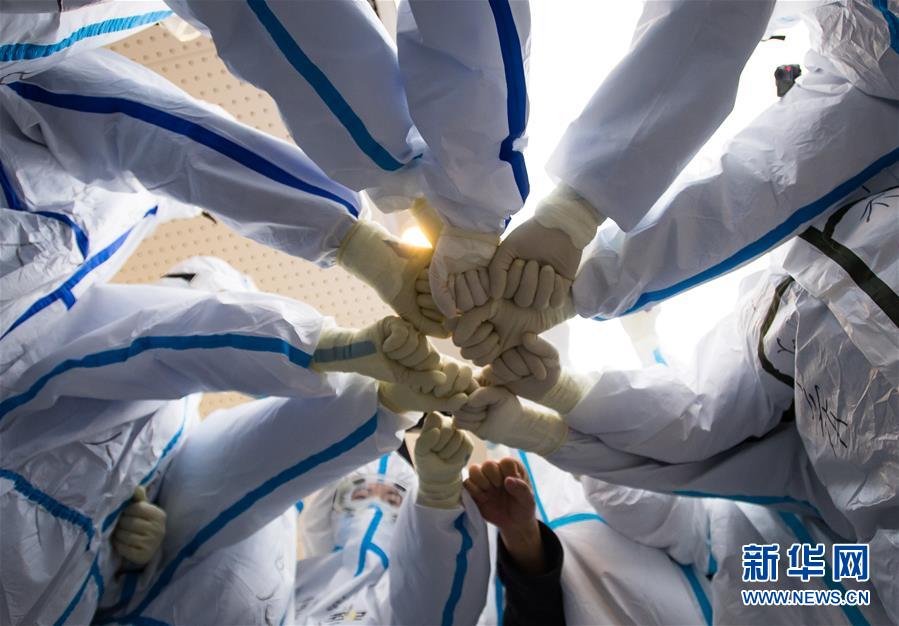 （新華全媒頭條&middot;在習(xí)近平新時代中國特色社會主義思想指引下&mdash;&mdash;新時代新作為新篇章&middot;圖文互動）（2）同心戰(zhàn)&ldquo;疫&rdquo;彰顯人民至上&mdash;&mdash;各地各部門貫徹落實習(xí)近平總書記重要指示精神統(tǒng)籌推進疫情防控和經(jīng)濟社會發(fā)展 