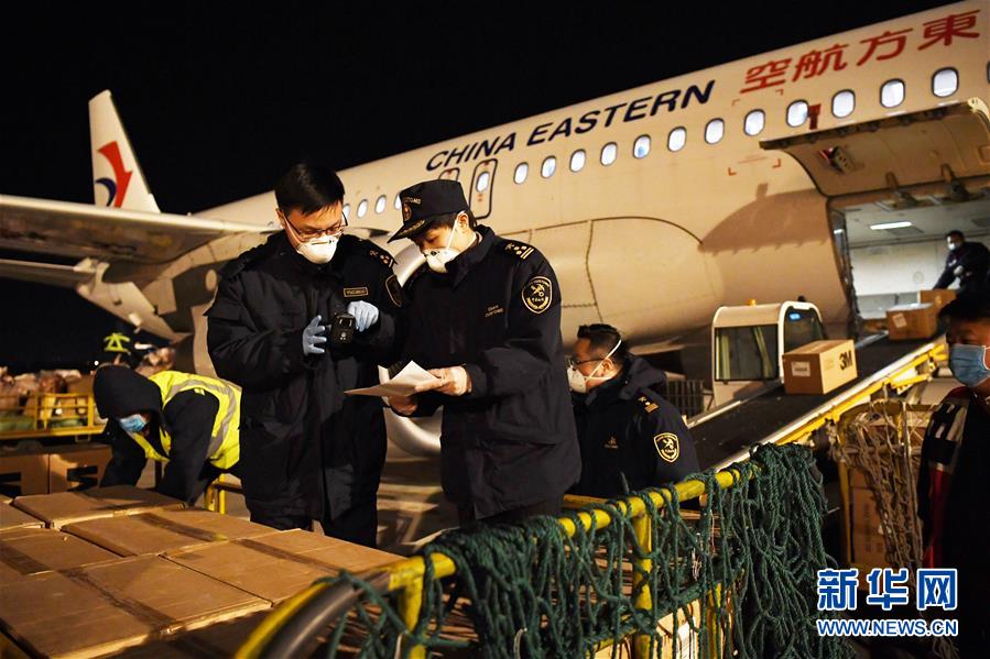 （新華全媒頭條&middot;在習(xí)近平新時代中國特色社會主義思想指引下&mdash;&mdash;新時代新作為新篇章&middot;圖文互動）（11）同心戰(zhàn)&ldquo;疫&rdquo;彰顯人民至上&mdash;&mdash;各地各部門貫徹落實習(xí)近平總書記重要指示精神統(tǒng)籌推進疫情防控和經(jīng)濟社會發(fā)展 