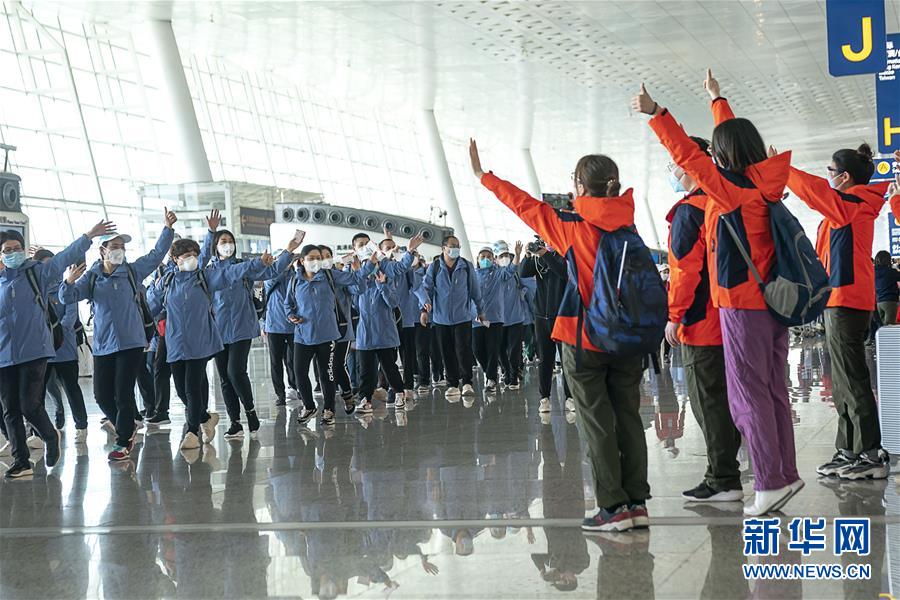 （新華全媒頭條&middot;圖文互動(dòng)）（2）最美逆行者，武漢永遠(yuǎn)記得你！&mdash;&mdash;首批援鄂醫(yī)療隊(duì)返程紀(jì)實(shí)
