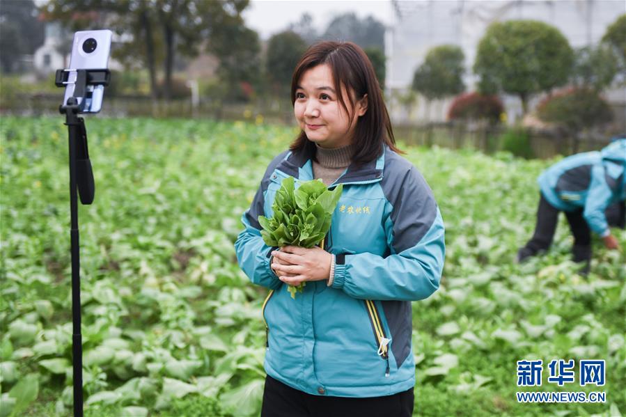 (中國經(jīng)濟新觀察·圖文互動)(1)“云端”上演新場景——新型消費激活發(fā)展新動能