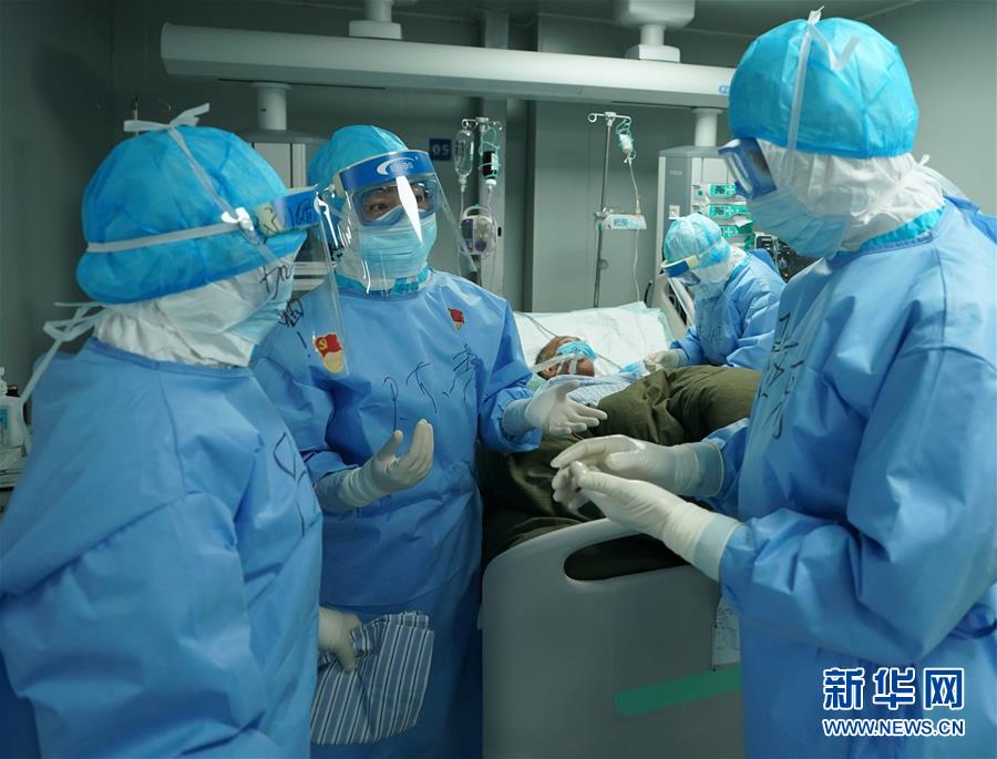 (新華全媒頭條·圖文互動(dòng))(7)和時(shí)間拼速度 與死神搶生命——火神山醫(yī)院重癥醫(yī)學(xué)一科里的“生死戰(zhàn)”