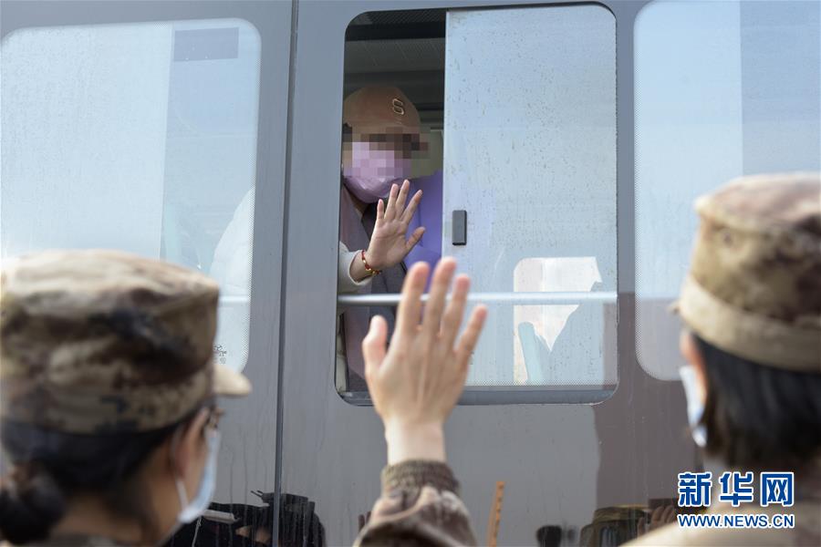 (新華全媒頭條·圖文互動(dòng))(10)和時(shí)間拼速度 與死神搶生命——火神山醫(yī)院重癥醫(yī)學(xué)一科里的“生死戰(zhàn)”