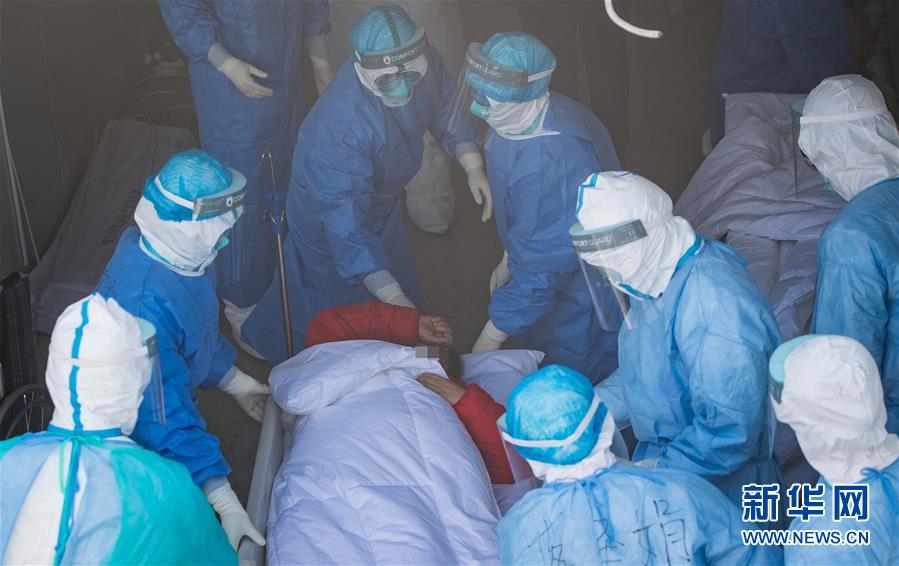 (新華全媒頭條·圖文互動(dòng))(15)和時(shí)間拼速度 與死神搶生命——火神山醫(yī)院重癥醫(yī)學(xué)一科里的“生死戰(zhàn)”