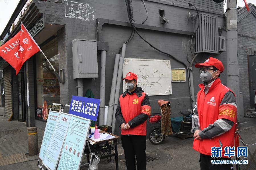 （習近平致敬的戰(zhàn)&ldquo;疫&rdquo;英雄&middot;社區(qū)工作者篇&middot;圖文互動）（5）他們，堅守一線戰(zhàn)風雨