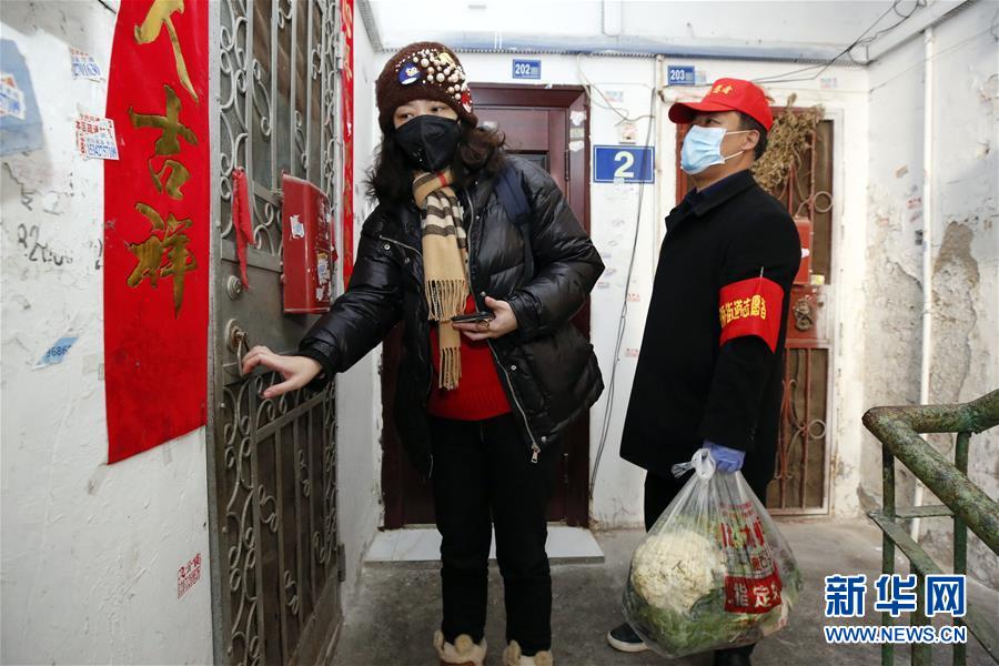 （習近平致敬的戰(zhàn)&ldquo;疫&rdquo;英雄&middot;社區(qū)工作者篇&middot;圖文互動）（6）他們，堅守一線戰(zhàn)風雨